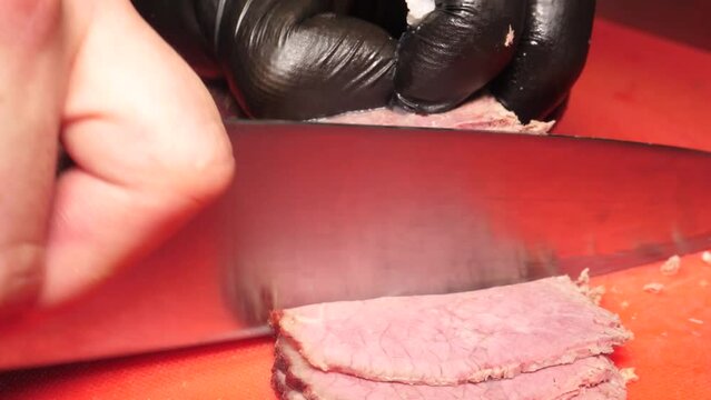 삶은 아롱사태와 양을 얇게 썰어 냄비에 담고 육수를 부어 완성한 어복쟁반