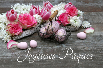 Carte de vœux Joyeuses Pâques : œufs de Pâques avec fleurs et texte Joyeuses Pâques.
