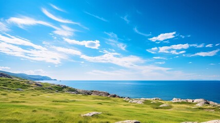 緑の丘と青い海と空、自然のパノラマ風景