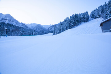 Fototapeta na wymiar 早朝の氷ノ山スキー場の風景 鳥取県 若桜町