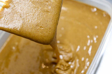 ケーキの生地、オーブンで焼くベイキング