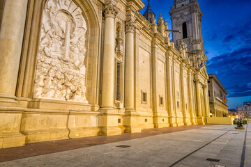 vu sur Basilique de Nuestra Señora del Pilar de Saragosse au lever du soleil heure bleu