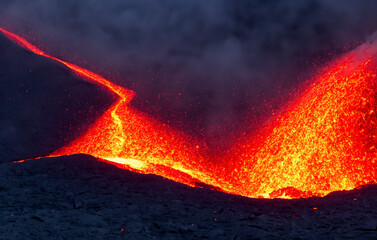 Vulkanausbruch Lava - 756238344