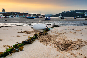 Haltetaue und Fender bei Ebbe am Strand von St. Ives 