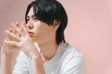 イケメン男性のポートレート　スキンケア　メンズコスメ