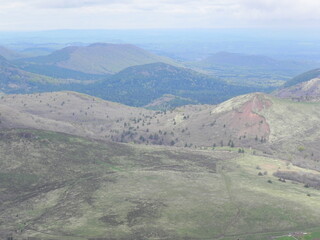 Obraz premium Paysage naturel de volcans et montagnes d'Auvergne 