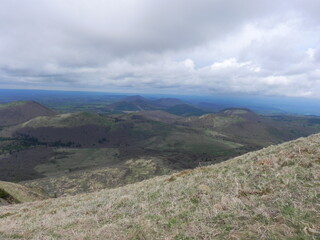 Paysage naturel de volcans et montagnes d'Auvergne 