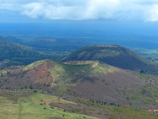 Fototapeta premium Paysage naturel de volcans et montagnes d'Auvergne 