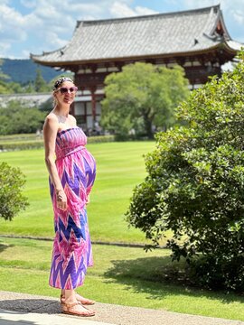 Jeune femme enceinte portant une robe colorée devant une pagode Japonaise au Japon