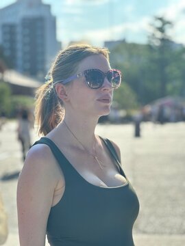Jeune femme enceinte portant des lunettes de soleil au japon