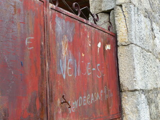 Vieille porte en fer d'un village