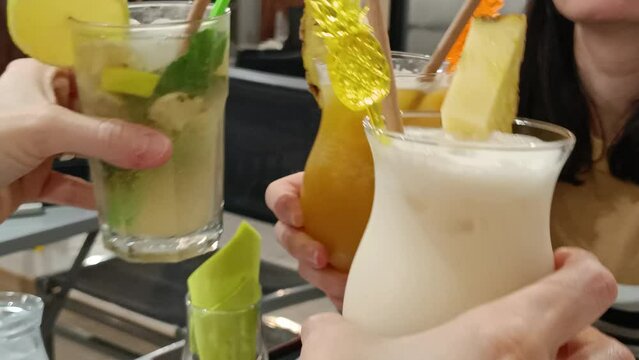 personnes trinquant avec un cocktail dans un restaurant	
