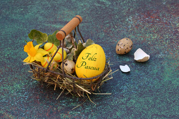 Tarjeta de felicitación Felices Pascuas: Huevo de Pascua con la inscripción Felices Pascuas con...