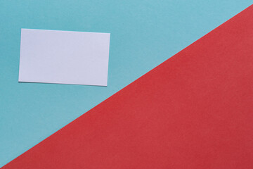 青と赤の背景に白いカード