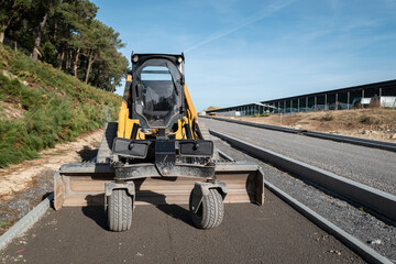 Máquina niveladora em nivelamento de uma estrada que se encontra em construção