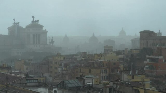 le cupole di Roma e l'altare della Patria sotto una fitta pioggia battente.
Giornata invernale sotto la piaggia. 