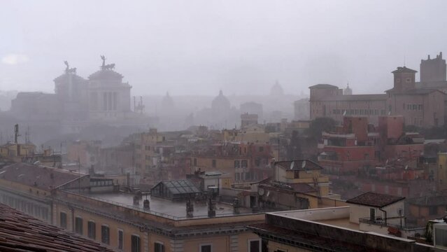 le cupole di Roma e l'altare della Patria sotto una fitta pioggia battente.
Giornata invernale sotto la piaggia. 