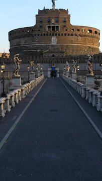 Castel Sant'Angelo a Roma, Italia, Vista aerea panoramica dall'alto nel formato verticale, reel, drone. Verticale