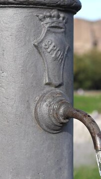 La tipica fontanella dell'acqua potabile di Roma. Italia.Le fontanelle (nasone), sparse per la citt&agrave; di roma per dissetarsi durante la calde e afose giornate estive. Verticale