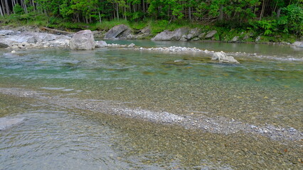 山間を流れる清流