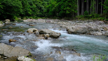 山間を流れる清流