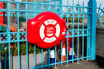 Rettungsring am Brückengeländer in London