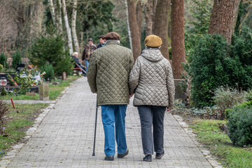 älteres Ehepaar auf einem Gehweg