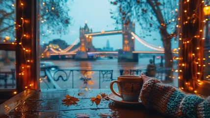 Papier Peint photo Tower Bridge Close-up of a female hand holding a cup of coffee and Tower Bridge  is in the background, first-person photo, blurred background, travel image with well known destination