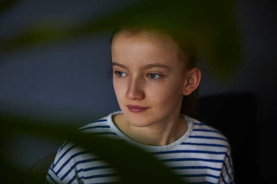 Portrait trauriges nachdenkliches Schulkind bei den Hausaufgaben, M&uuml;nchen, Bayern, Deutschland