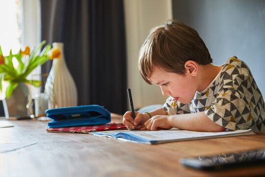 Kinder machen zu Hause gemeinsam Hausaufgaben, M&uuml;nchen, Bayern, Deutschland