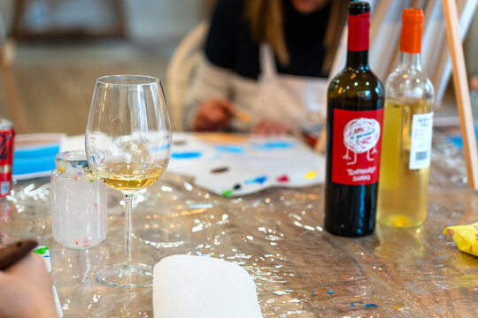 Art and Wine workshop. Painting classes for adults.