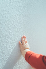 壁と赤ちゃんの手