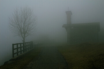 chiesa nella nebbia