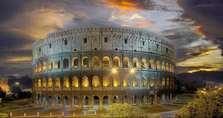 Colosseum Rom Abendrot beleuchtet - 756413361