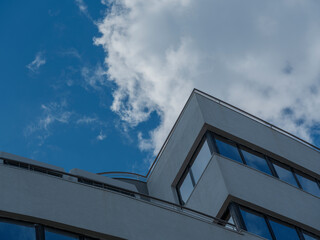 Fototapeta na wymiar modern office building and cloudy sky