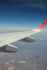 vista por la ventana al ala de avion 