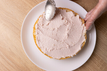 The cake is filled with a sweet filling. Making cakes.