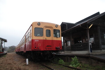 Obraz premium 曇天の上総中野駅に停車中の小湊鉄道キハ200形気動車_2024/2/25撮影