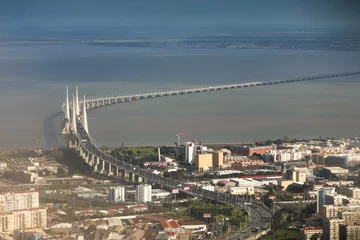 Photo sur Plexiglas Pont Vasco da Gama Vasco da Gama Bridge from above. Aerial photo with this long cable-stayed bridge, impressive architecture and construction over Tagus river in Lisbon, Portugal.
