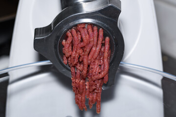 Elektryczna maszynka do mielenia mięsa z bliska, surowe mielone czerwone mieso