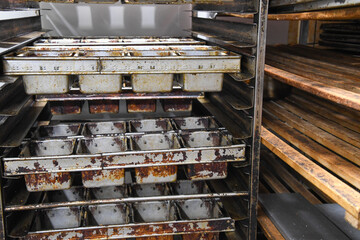 Brotkästen in einem Stikkenwagen in einer Bäckerei - obrazy, fototapety, plakaty