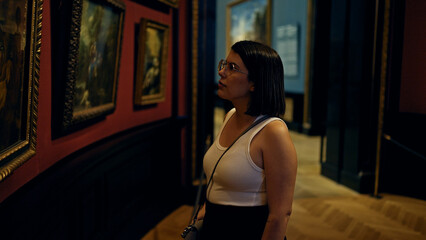 Obraz na płótnie Canvas Young beautiful hispanic woman visiting art gallery at Art Museum in Vienna