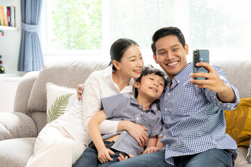 Obraz premium The parents and the child are happy together at home