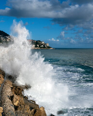 Vague écumante qui s'écrase sur les rochers de la côte méditerranéenne à Nice au cap Rubeau Capeu en hiver