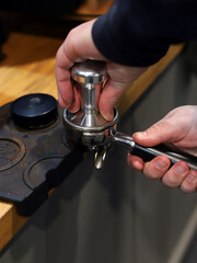 barista elaborando un café con sus utensilios de prensadora y filtro