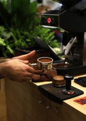 barista elaborando cafés en su trabajo 