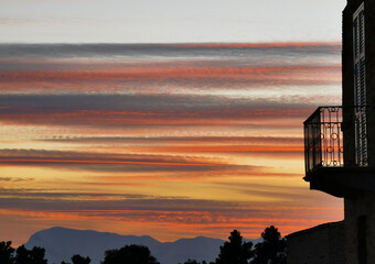 Balcone affacciato su di uno strepitoso tramonto di nuvole colorate sopra le montagne...