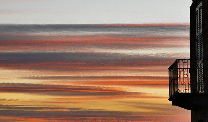 Balcone affacciato su di uno strepitoso tramonto di nuvole colorate sopra le montagne...