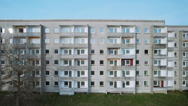 Verlassener und verfallener Plattenbau, eine typische Wohnsiedlung der ehemaligen Deutschen Demokratischen Republik