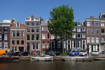 Historische Häuserzeile und Straßenszene Amsterdam